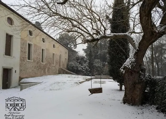 Çiftlik konaklama Borgo Buzzaccarini Rocca Di Castello *